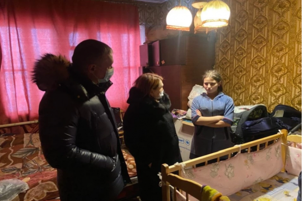 Надежда Болтенко побывала в гостях у 14-летней девочки, родившей в феврале ребенка