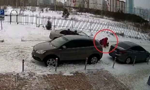 Курьер, сбивший женщину с коляской, остался без машины и работы