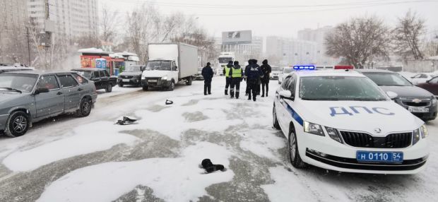 Стоявшую на проезжей части женщину сбили в Новосибирске