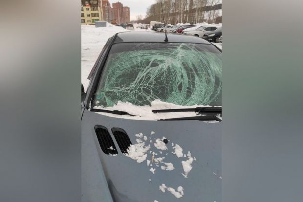 Снежная глыба рухнула на автомобиль в Новосибирске