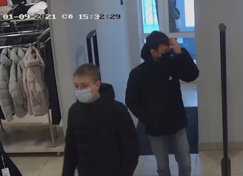Полиция Бердска просит помощи в поисках мужчин, укравших пальто