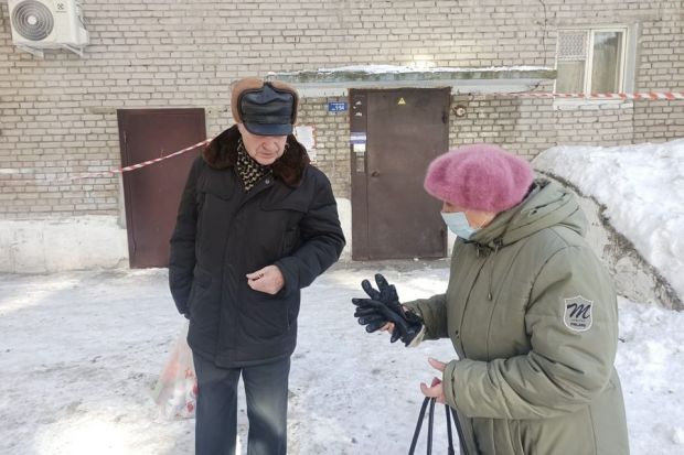 Жители дома на Узорной предупреждали об опасной глыбе на балконе