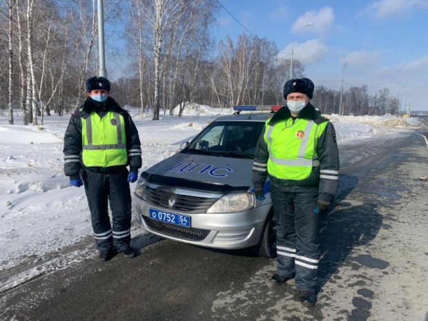 Сотрудники ГИБДД помогли спасти маленького ребенка в Новосибирской области