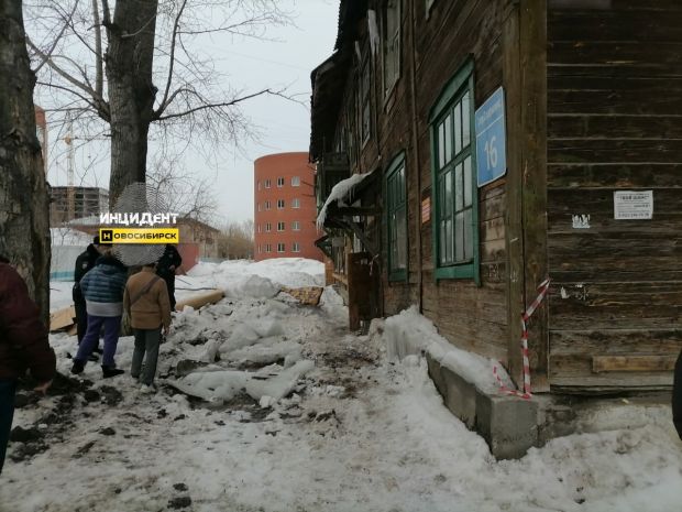 Глыба льда упала с крыши на 15-летнего подростка в Ленинском районе