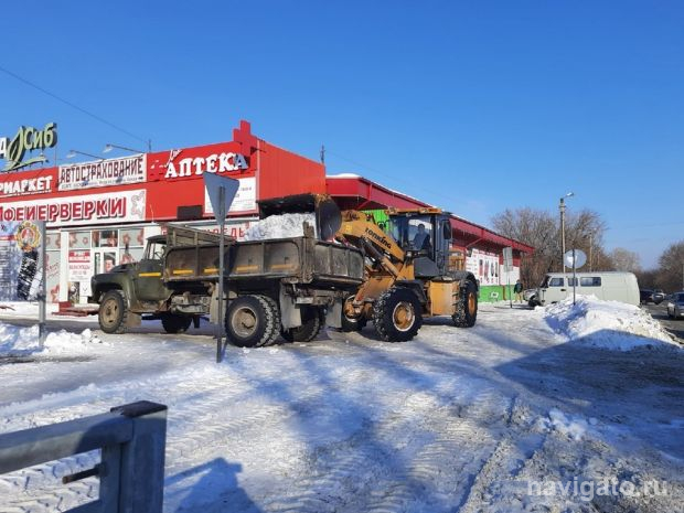 На выходных с улиц города продолжат вывозить снег