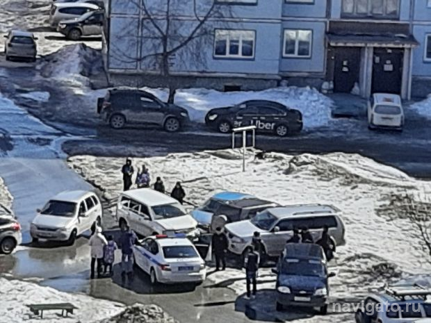 Тойота Пробокс собрала три машины на парковке во дворе