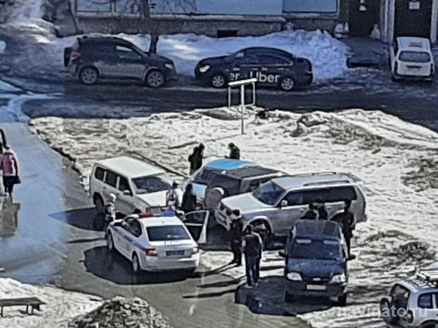 Причиной аварии на парковке во дворе стала смерть водителя за рулем