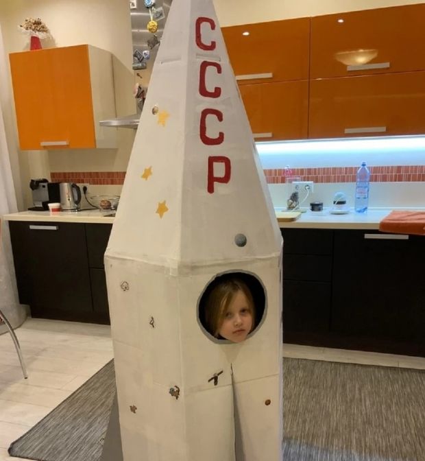 Двухметровую ракету сделала семья из Новосибирска ко Дню космонавтики