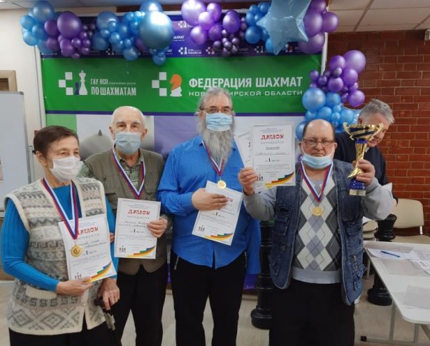 Команда из Советского района победила в турнире по шахматам и шашкам