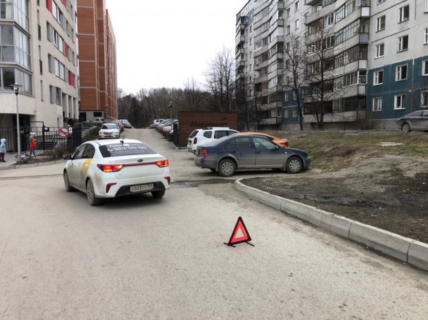 Во дворе на Шлюзе иномарка наехала на шестилетнего ребенка