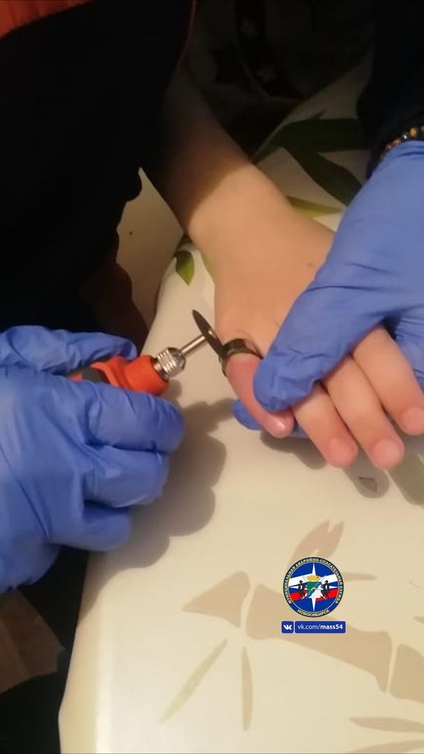 Опасное украшение: новосибирские спасатели пришли на помощь ребенку