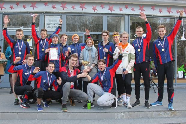 400 человек пробежали эстафету на улице Ильича в честь Дня Победы (фото)