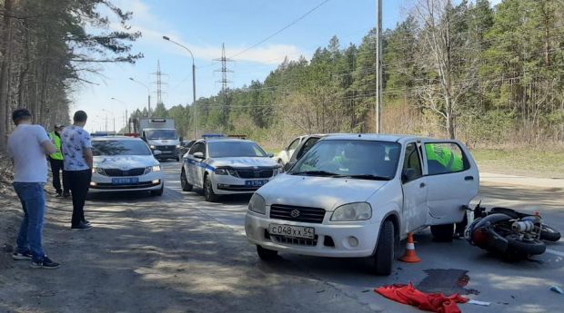 Мужчина на мопеде врезался в иномарку и погиб