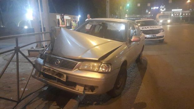 Водитель погиб в ночном ДТП, налетев на ограждение