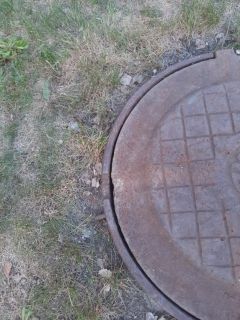 В Новосибирске ребенок провалился в канализационный колодец