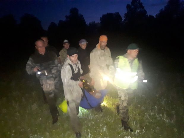 Поисковики нашли пропавшего в лесу пожилого мужчину