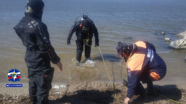Водолазы проверили дно на пляже «Звезда» на Шлюзе