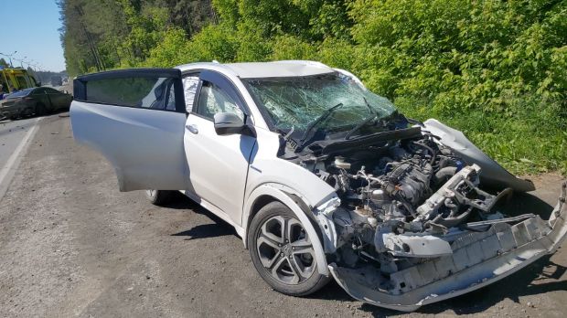 Хонда врезалась в Мерседес, развернувшись на обочине