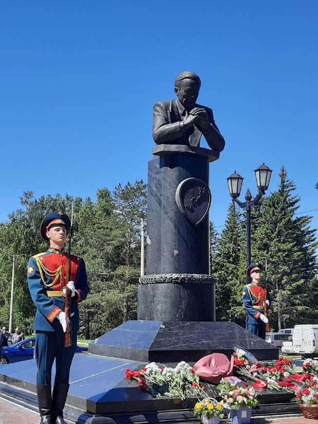 В День города возложат цветы к памятникам академикам Коптюгу и Лаврентьеву