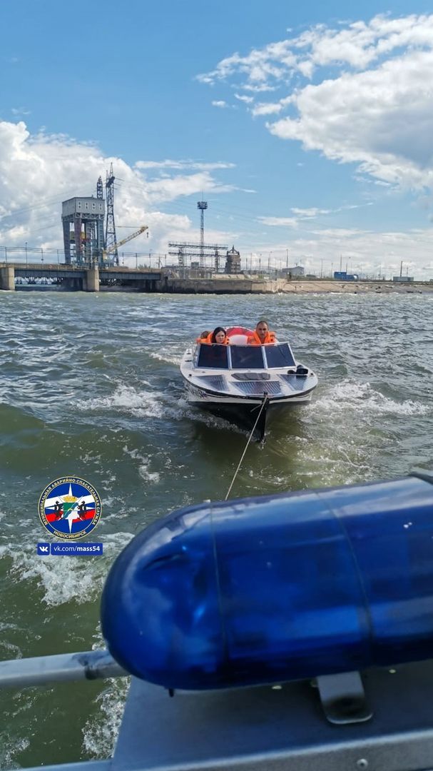 Спасатели пришли на помощь мужчине и двум детям на Обском море