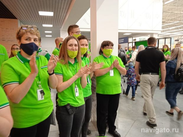Первых покупателей встречали суперлюди и аплодировавшие продавцы