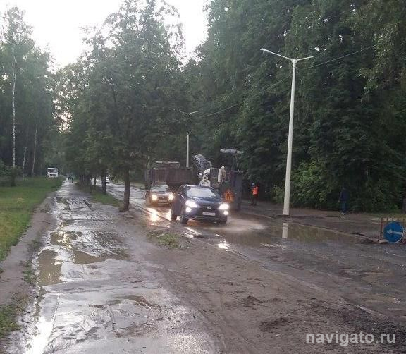 На улице Пирогова старые теплосети осложнили ремонт дороги