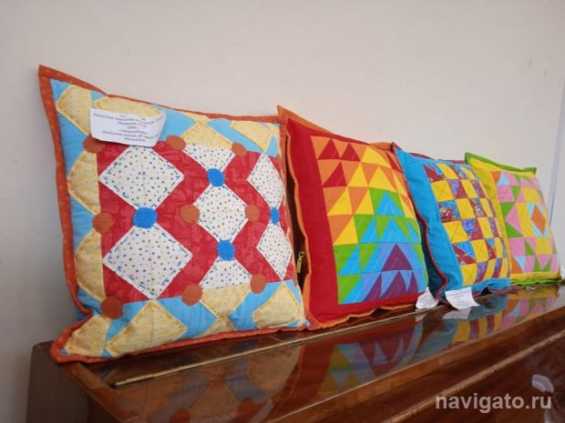 Дистанцию в одно одеяло соблюдают мастерицы на фестивале