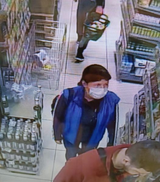 Мужчина и женщина покинули магазин, не заплатив за покупки
