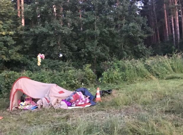 Кемеровчанка на кроссовере наехала на палатку с мамой и детьми