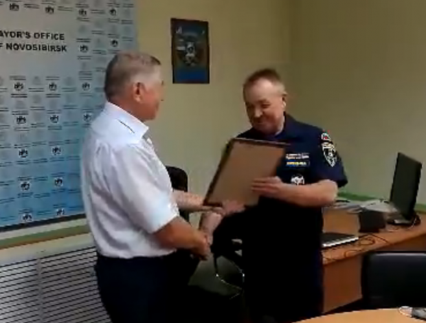 Начальнику отдела ГО и ЧС по Советскому району депутаты вручили грамоту
