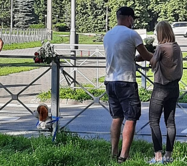 Люди несут игрушки и цветы к месту гибели мальчика на самокате