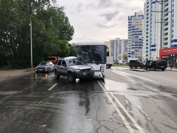 В столкновении автобуса с внедорожником пострадали водители