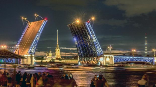 Развод мостов в Санкт-Петербурге – одна из самых популярных экскурсий лета