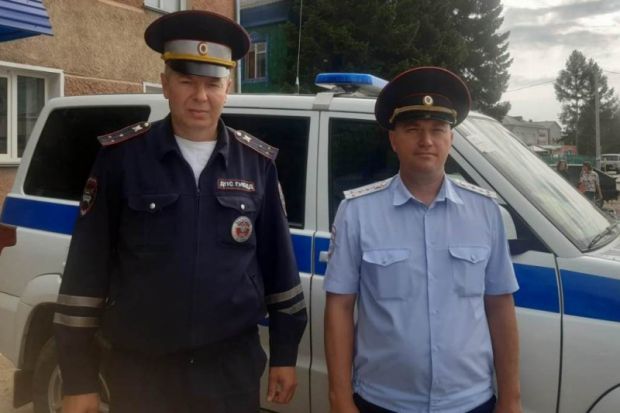 Инспекторы ГИБДД нашли в лесу заблудившуюся женщину