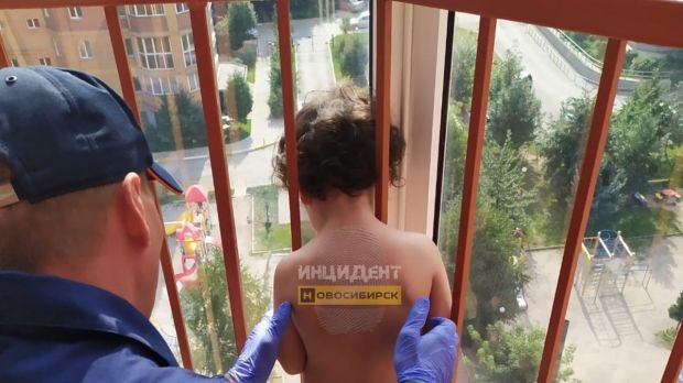 Спасатели пришли на помощь малышу, застрявшему в балконной решетке