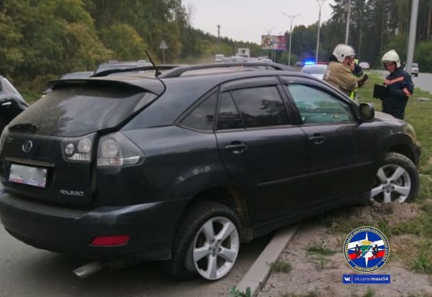 Лексус врезался в столб рядом с поворотом в Академгородок