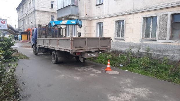 Самогруз сбил женщину с ребенком на тротуаре