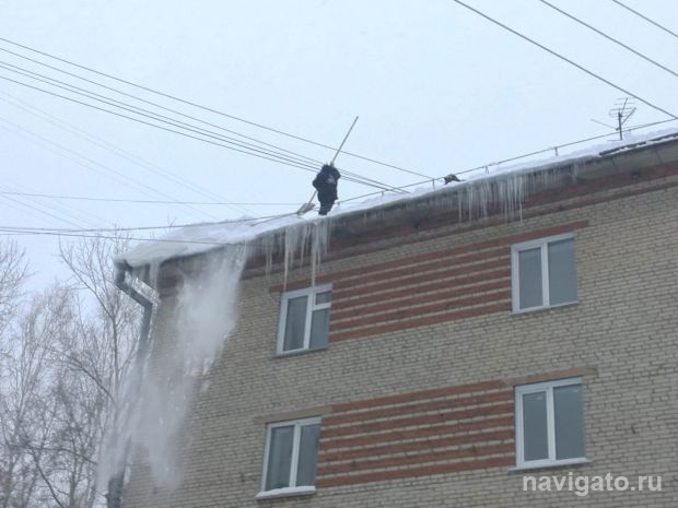 Снежная глыба упала на ребенка в Новосибирске