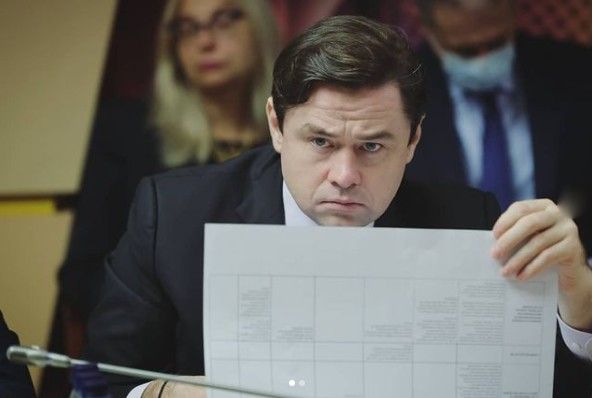 Депутат Госдумы Александр Аксёненко проголосовал против введения QR-кодов
