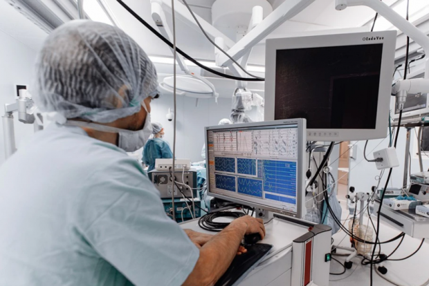 Врачи клиники Мешалкина спасли ребенка с гигантской опухолью в мозге