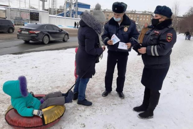 В Новосибирске погиб ребенок, которого перевозили через дорогу на снегокате