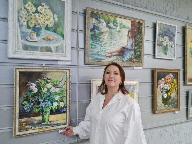 Выставка в Доме ученых создает весеннее настроение