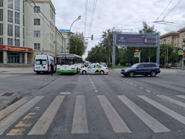 Пассажиры пострадали при столкновении автобуса с такси