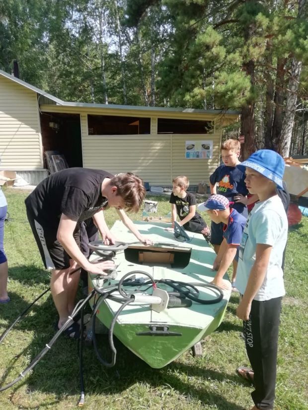 Школьники изучают энергетику и строят лодку на солнечных батареях