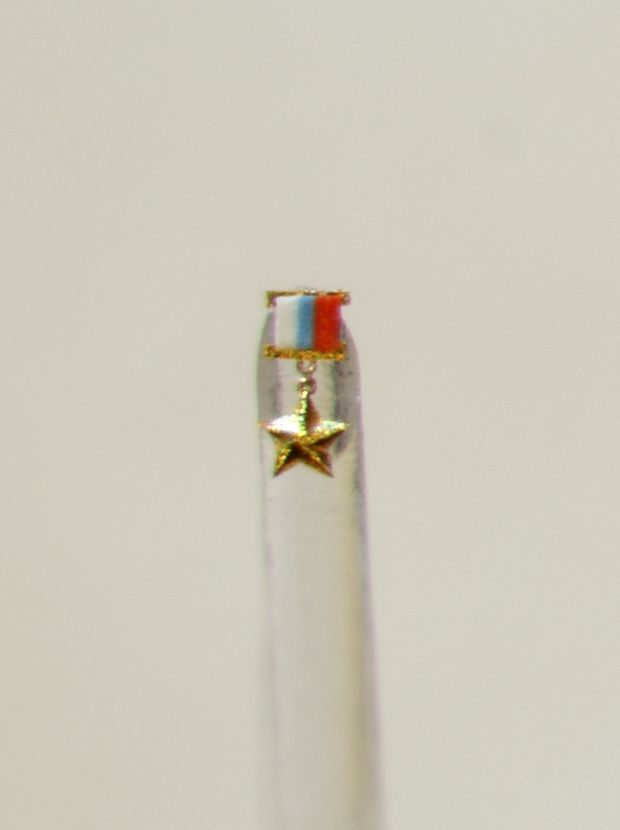 Сибирский Левша сделал миниатюрную Золотую Звезду Героя