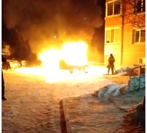 В Советском районе ночью сгорели два автомобиля
