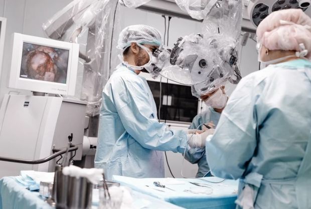 Подростка с опухолью в голове спасли врачи клиники Мешалкина