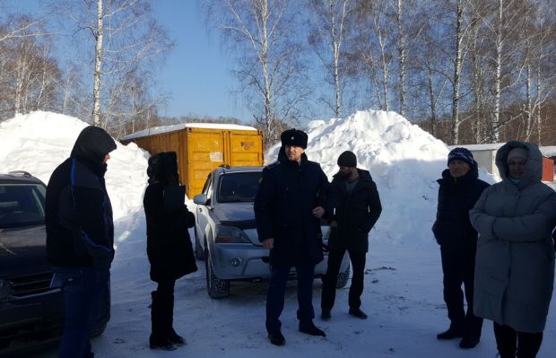 Прокуратура Советского района потребовала вывезти снег от границы кладбища