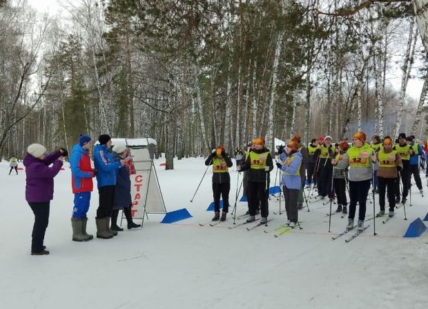 Учителя и воспитатели устроили «Лыжный переполох»