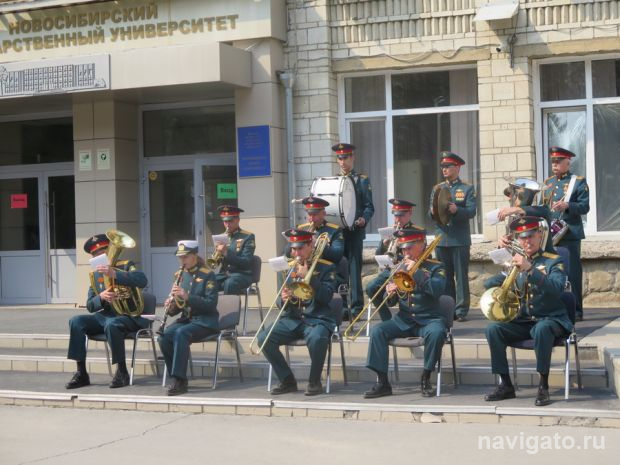 Ретро-праздник под музыку военных лет пошел возле НГУ
